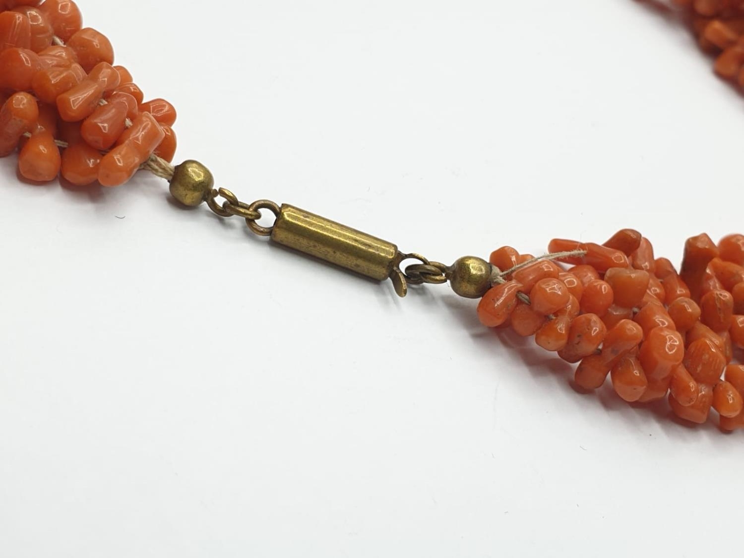 3 ROW CORAL NECKLACE CHOKER STYLE, WEIGHT 71.6G AND 45CM LONG APPROX - Image 4 of 4