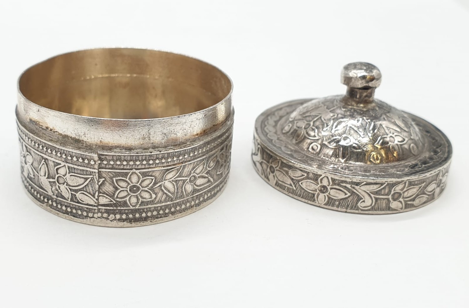 Vintage silver snuff / pill box. Circular form having snug fitting lid with finial. Raised chase - Image 4 of 4