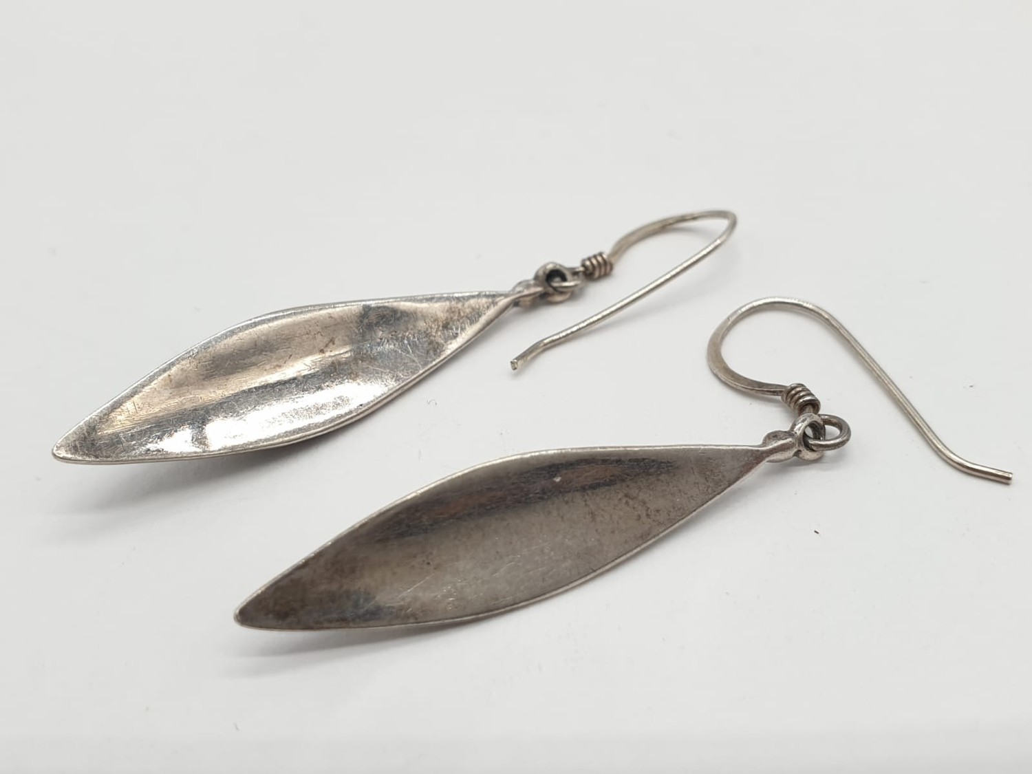 A pair of silver and black onyx earrings. Boat shaped. Marked 925 silver. Gift boxed. - Image 3 of 4