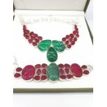 An impressive carved emerald and ruby necklace and bracelet set. Presented in its own box. The