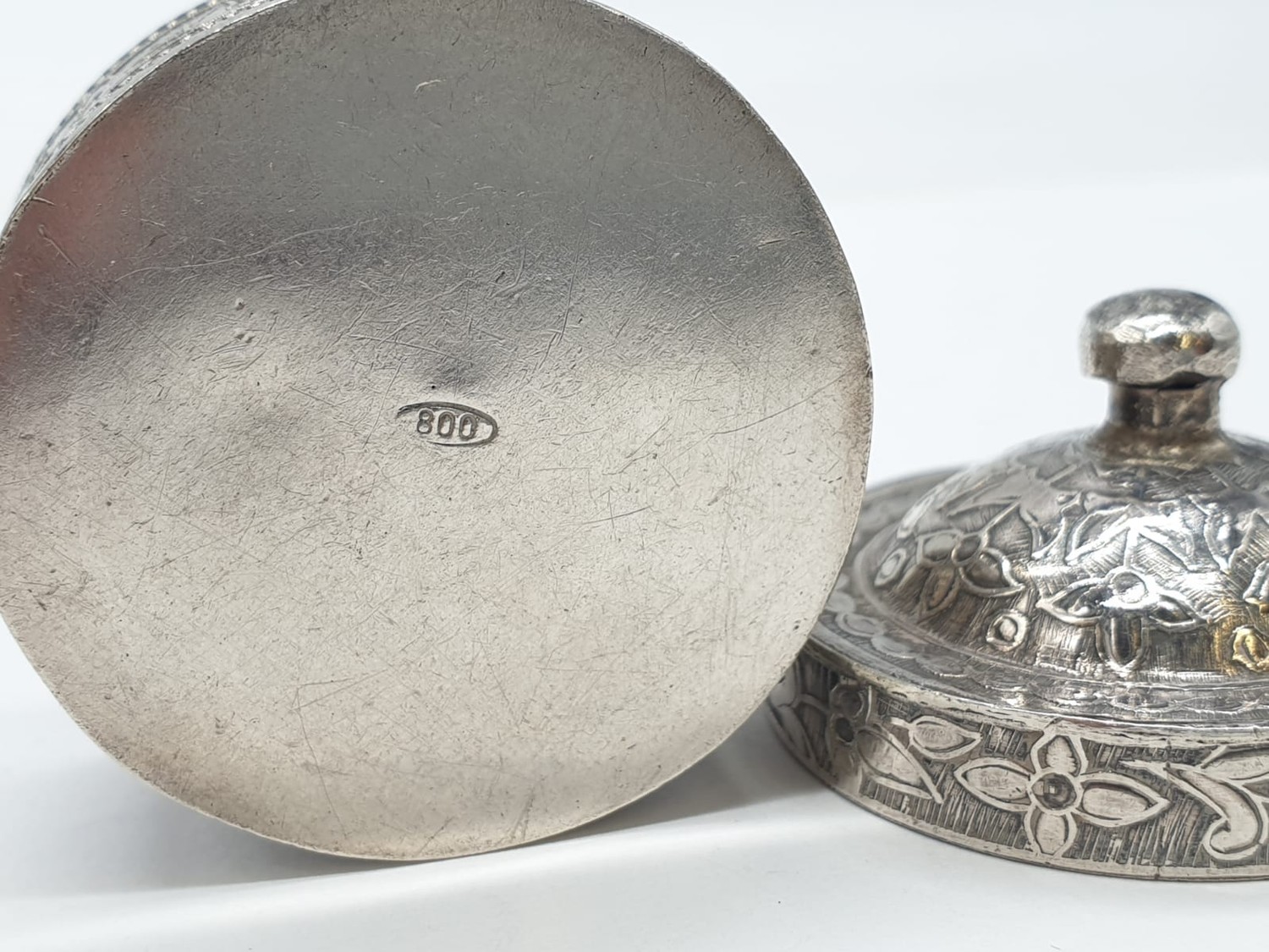 Vintage silver snuff / pill box. Circular form having snug fitting lid with finial. Raised chase - Image 2 of 4