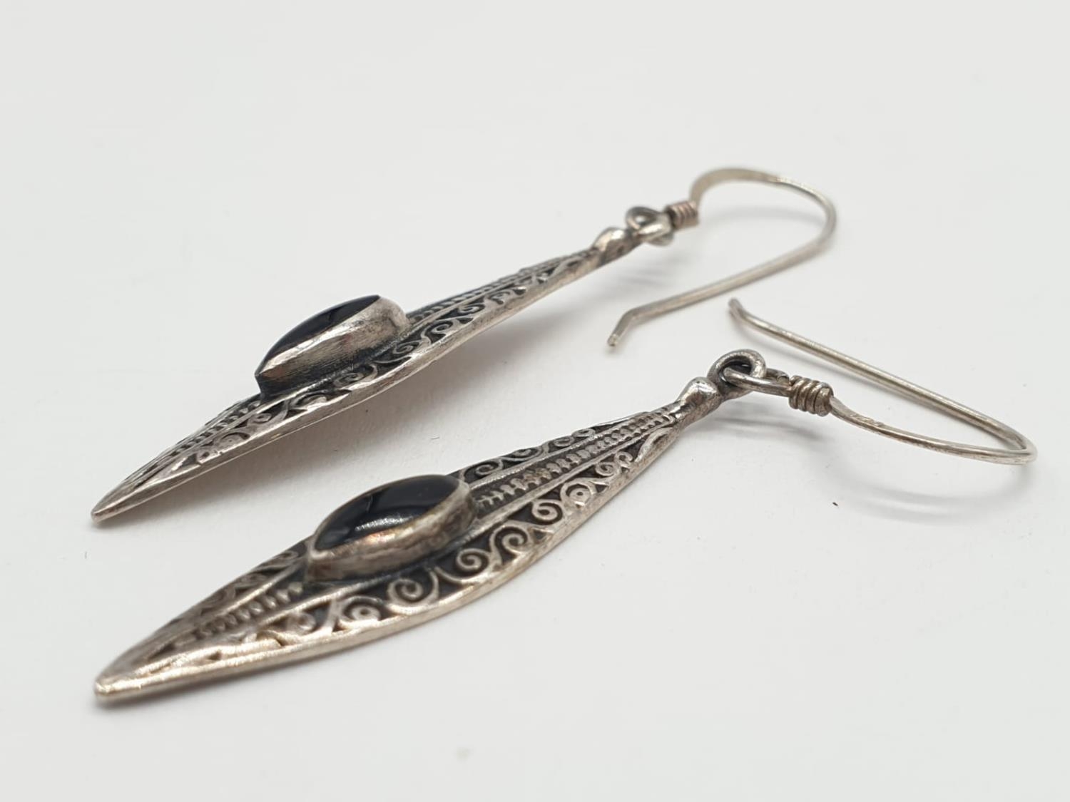 A pair of silver and black onyx earrings. Boat shaped. Marked 925 silver. Gift boxed. - Image 2 of 4