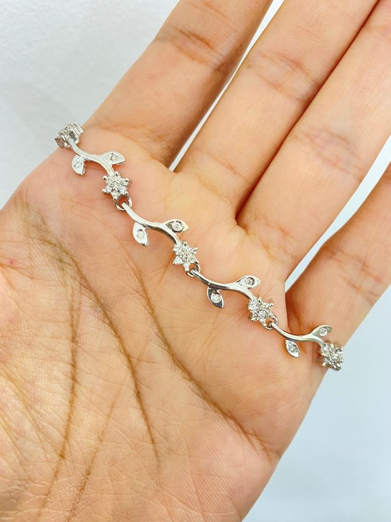 18ct white gold bracelet in leaf design with cluster diamonds, weight 9.3g