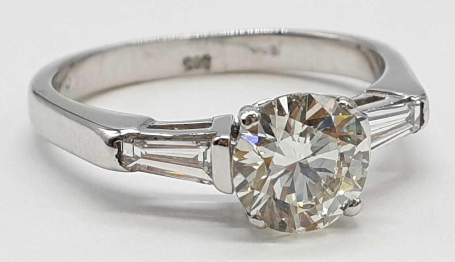 14ct white gold ring with 1.02ct diamond centre (colour J, clarity VS1) and 2 baguette cut - Image 2 of 10