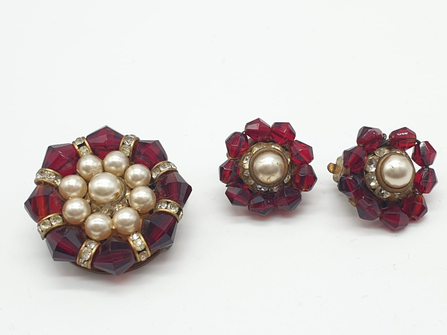 A pair of garnet and pearl earrings and matching brooch with clip earrings, weight 19.6g