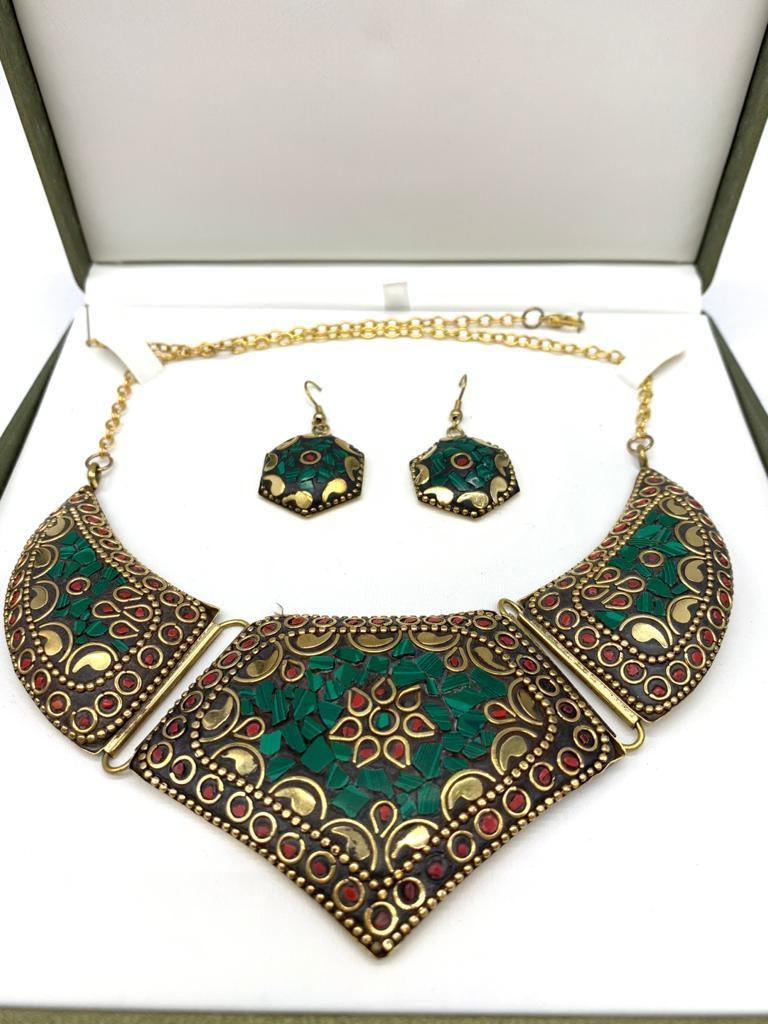 A traditional, Eastern style necklace and earrings with malachite and red coral, in a presentation - Image 2 of 4