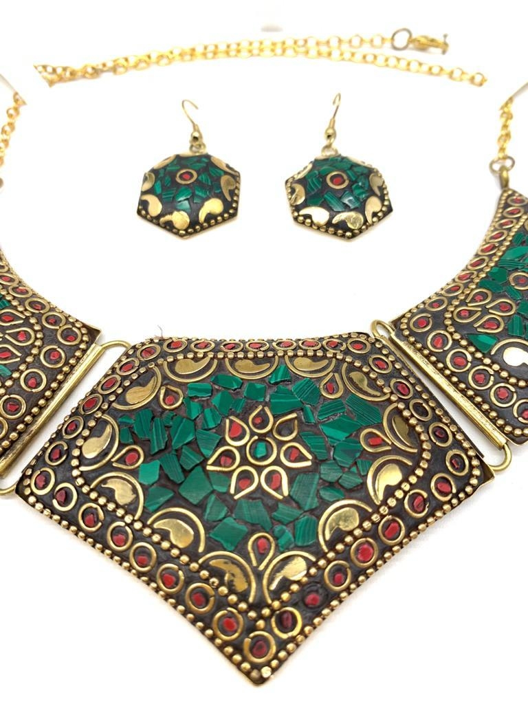 A traditional, Eastern style necklace and earrings with malachite and red coral, in a presentation - Image 3 of 4