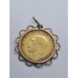 1912 half sovereign (22ct gold) set in 9ct gold mount, total weight 5.4g