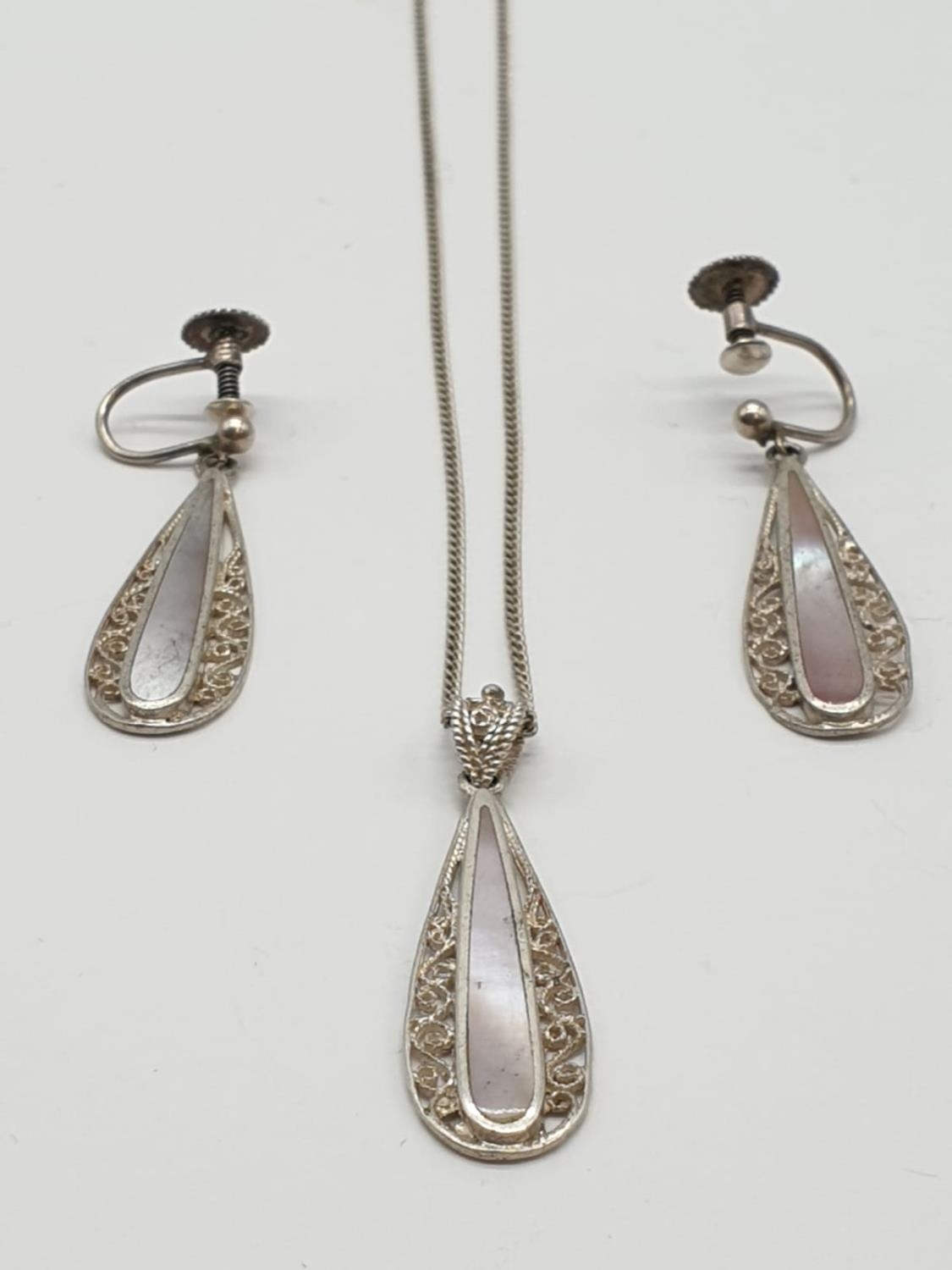 Silver jewellery set to include pendant on chain and matching pair of earrings. Mother of pearl - Image 5 of 15