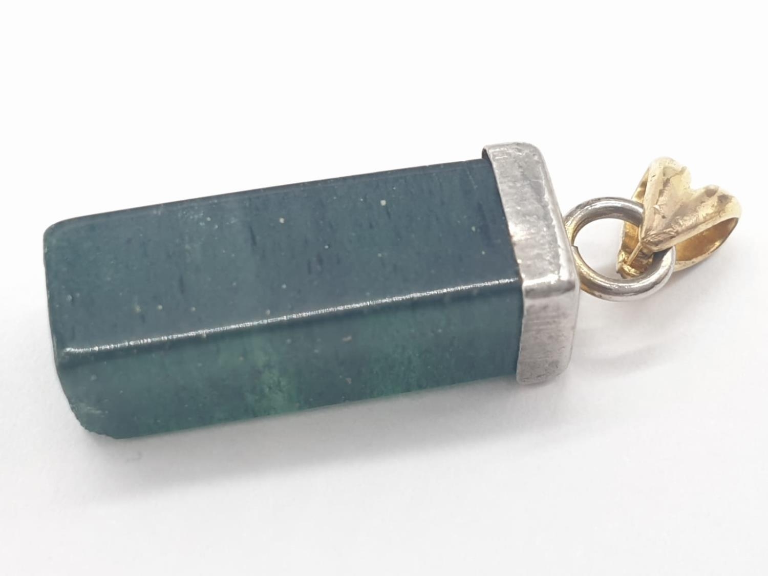 Jade pendant weight 2.7g and 2cm long approx