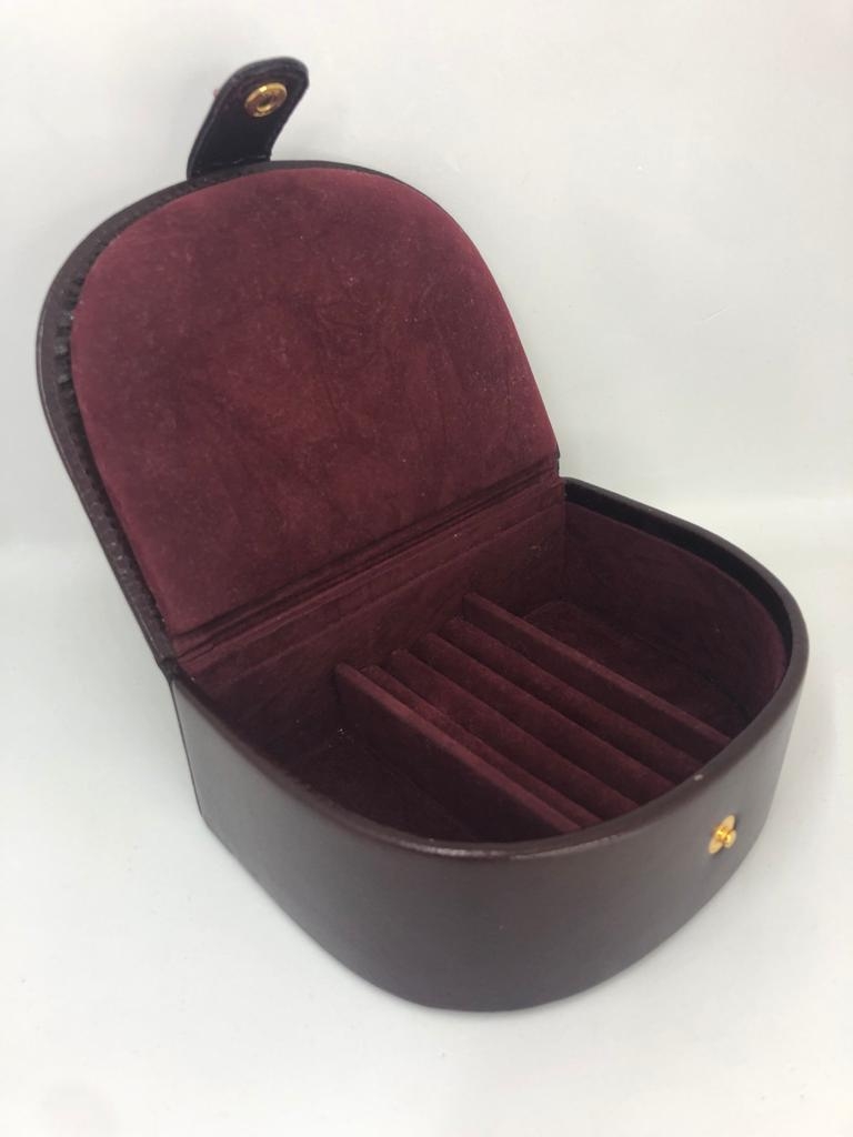 Jewellery box in leatherette of Mulberry colour. Aprox 16 x 5.8 cm