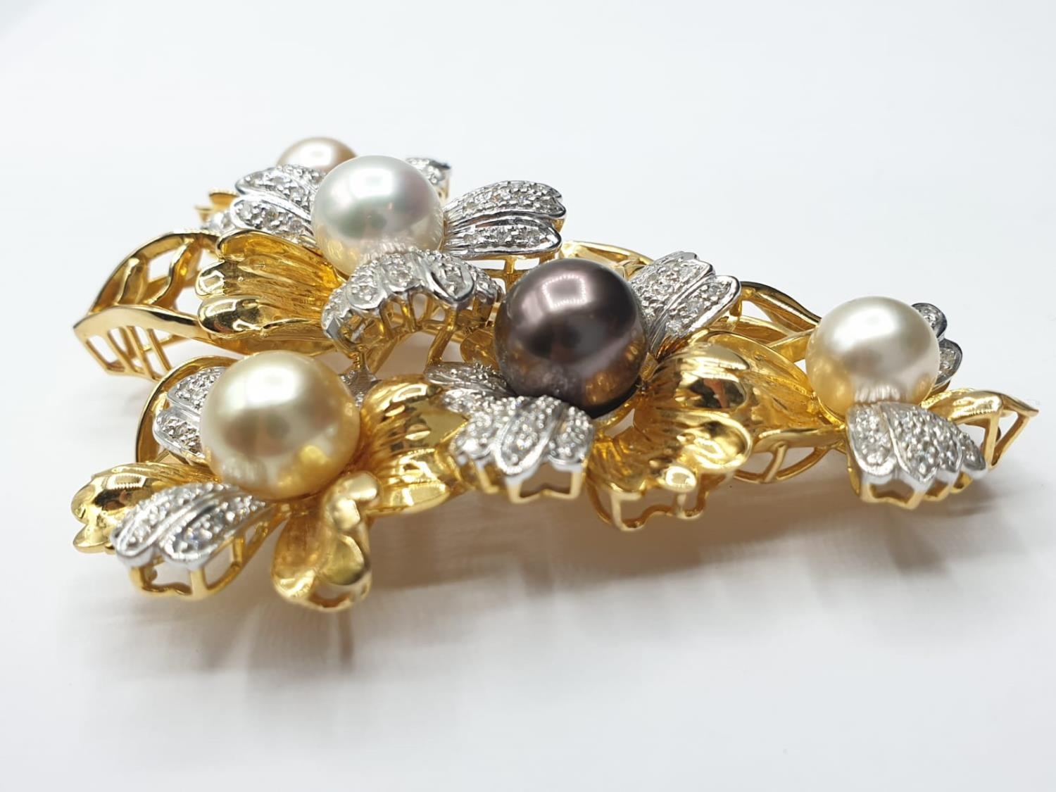 Large Antique 18ct gold brooch set with 3 colour south sea pearls (approx 9-12mm in size) and - Image 2 of 4