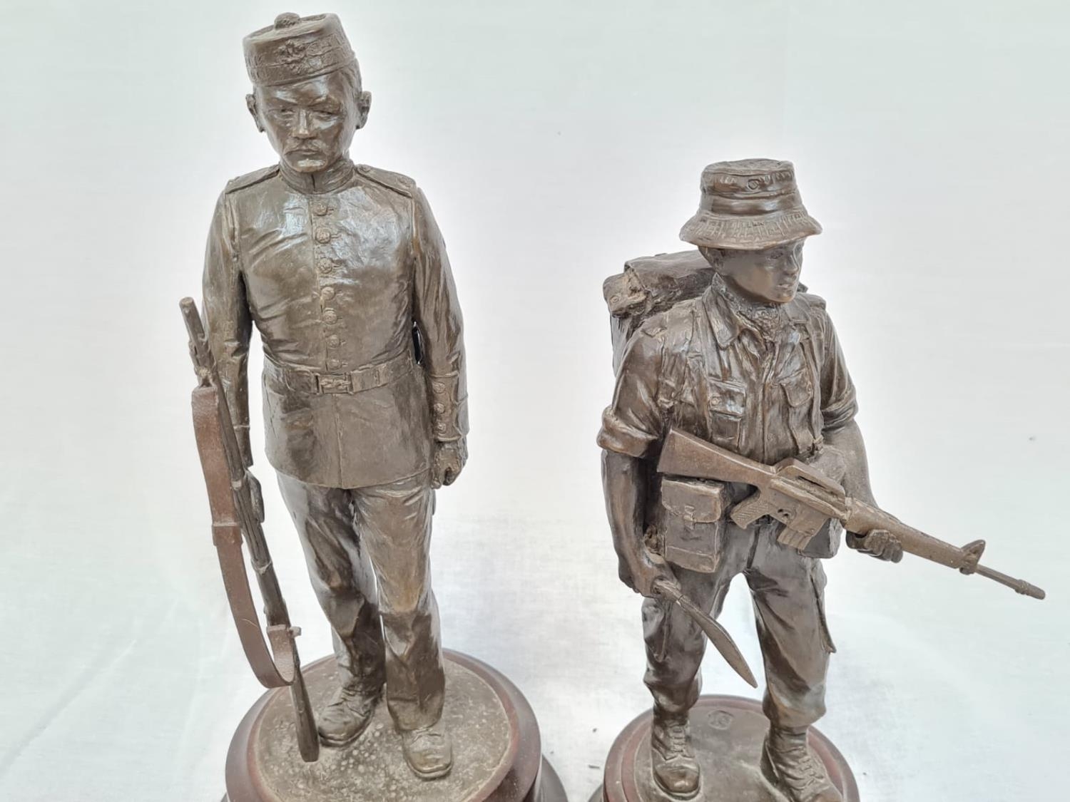 2 x cold cast bronze figures by Peter Hicks depicting Gurkha soldiers, one of the Victorian era - Image 2 of 5