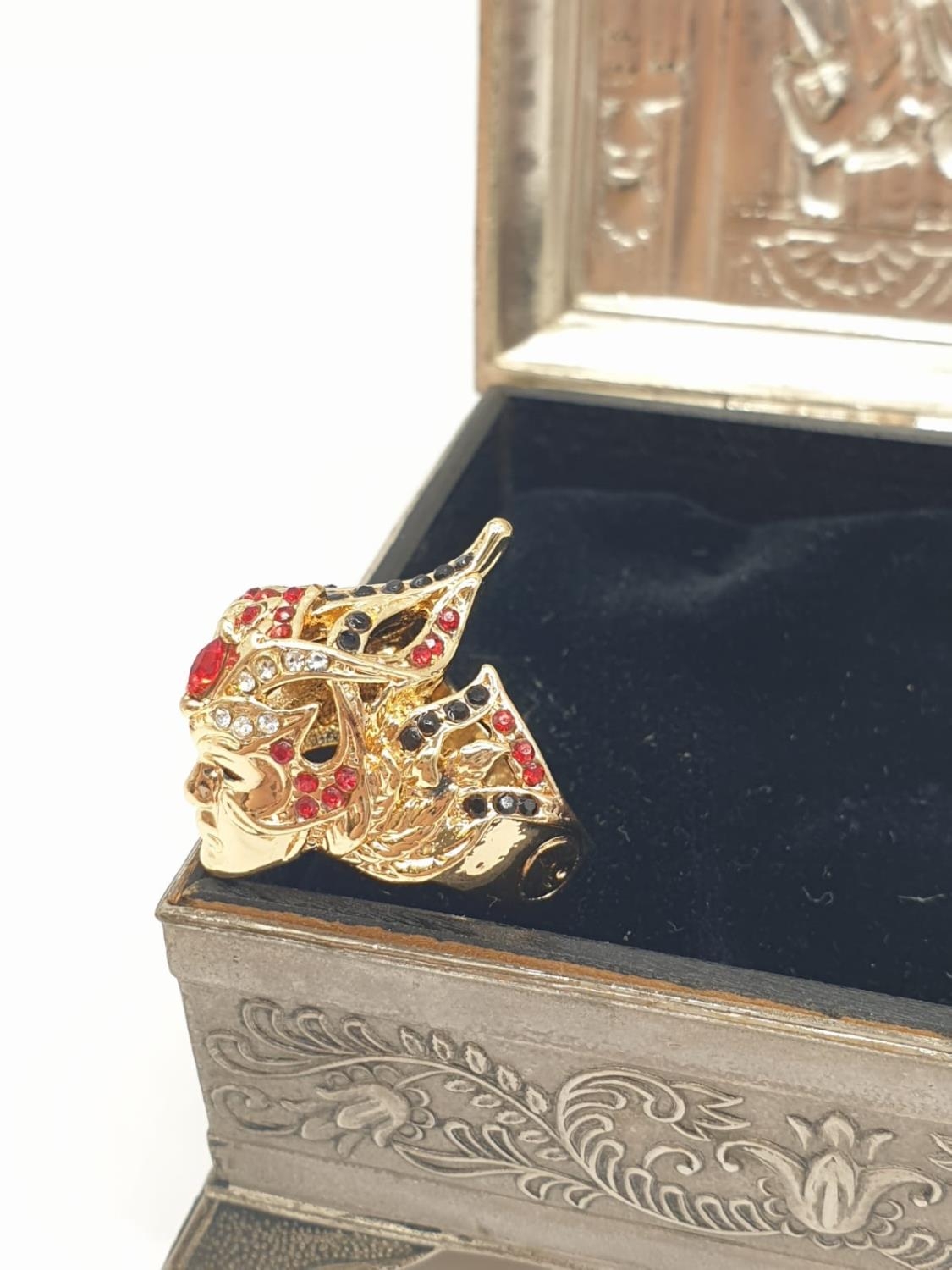 A ring depicting a Venetian Carnival Mask and a pair of earrings in a metal, Renaissance style - Image 5 of 10