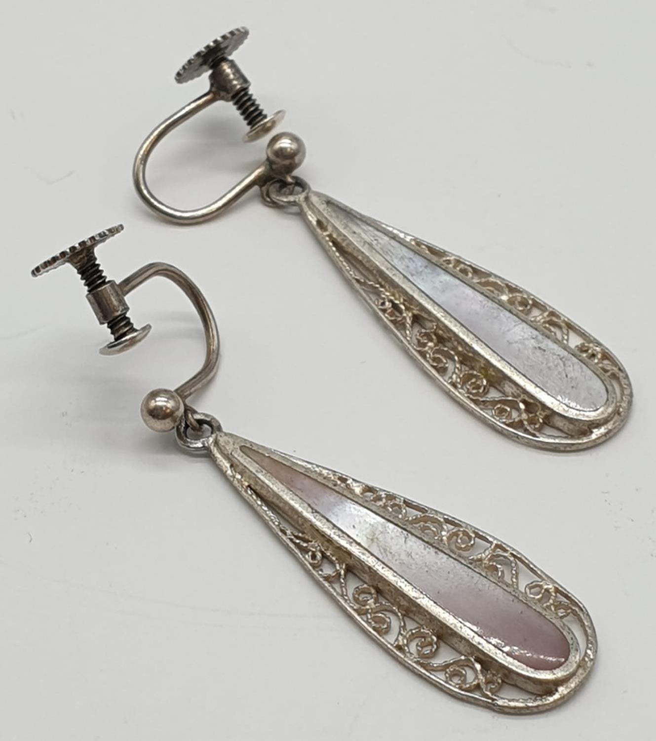 Silver jewellery set to include pendant on chain and matching pair of earrings. Mother of pearl - Image 9 of 15