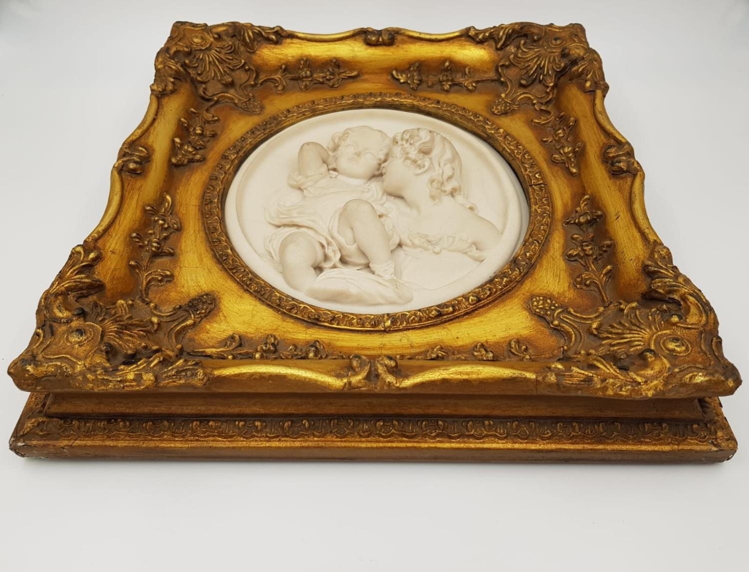 A pair of Enrico Bragan styled alabaster reliefs of cherubic children. Beautiful gilt frame, and - Image 4 of 6
