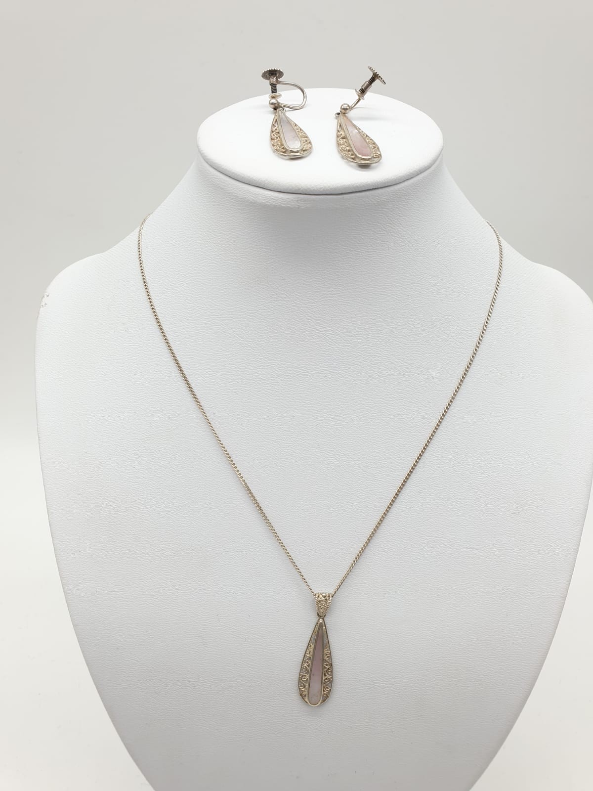 Silver jewellery set to include pendant on chain and matching pair of earrings. Mother of pearl - Image 2 of 15