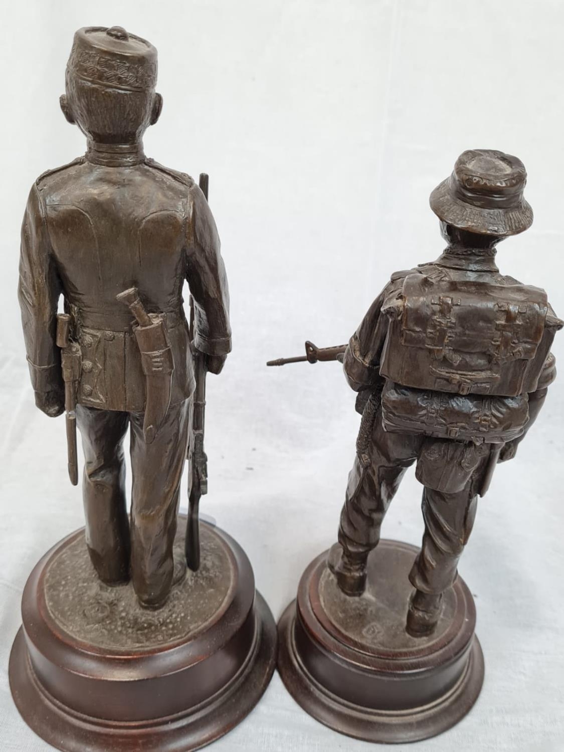 2 x cold cast bronze figures by Peter Hicks depicting Gurkha soldiers, one of the Victorian era - Image 4 of 5