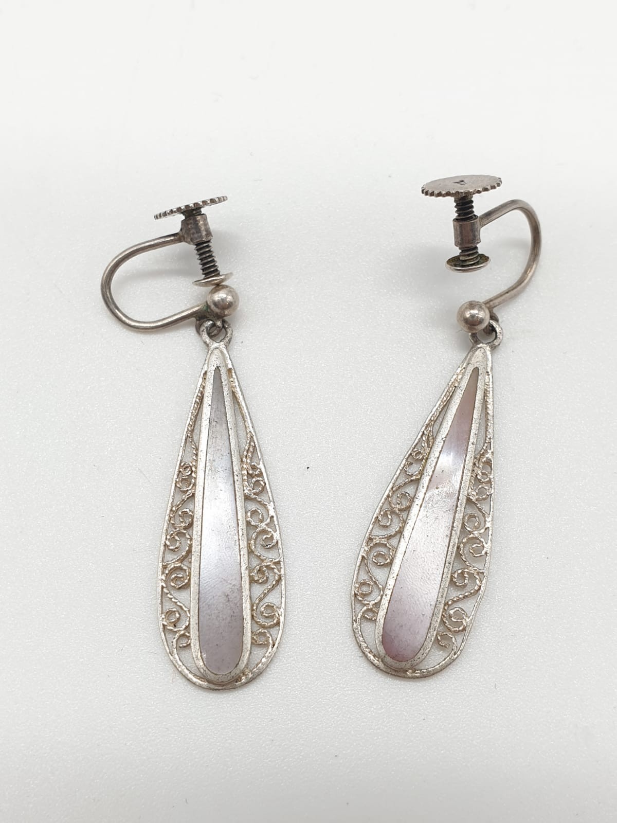 Silver jewellery set to include pendant on chain and matching pair of earrings. Mother of pearl - Image 3 of 15