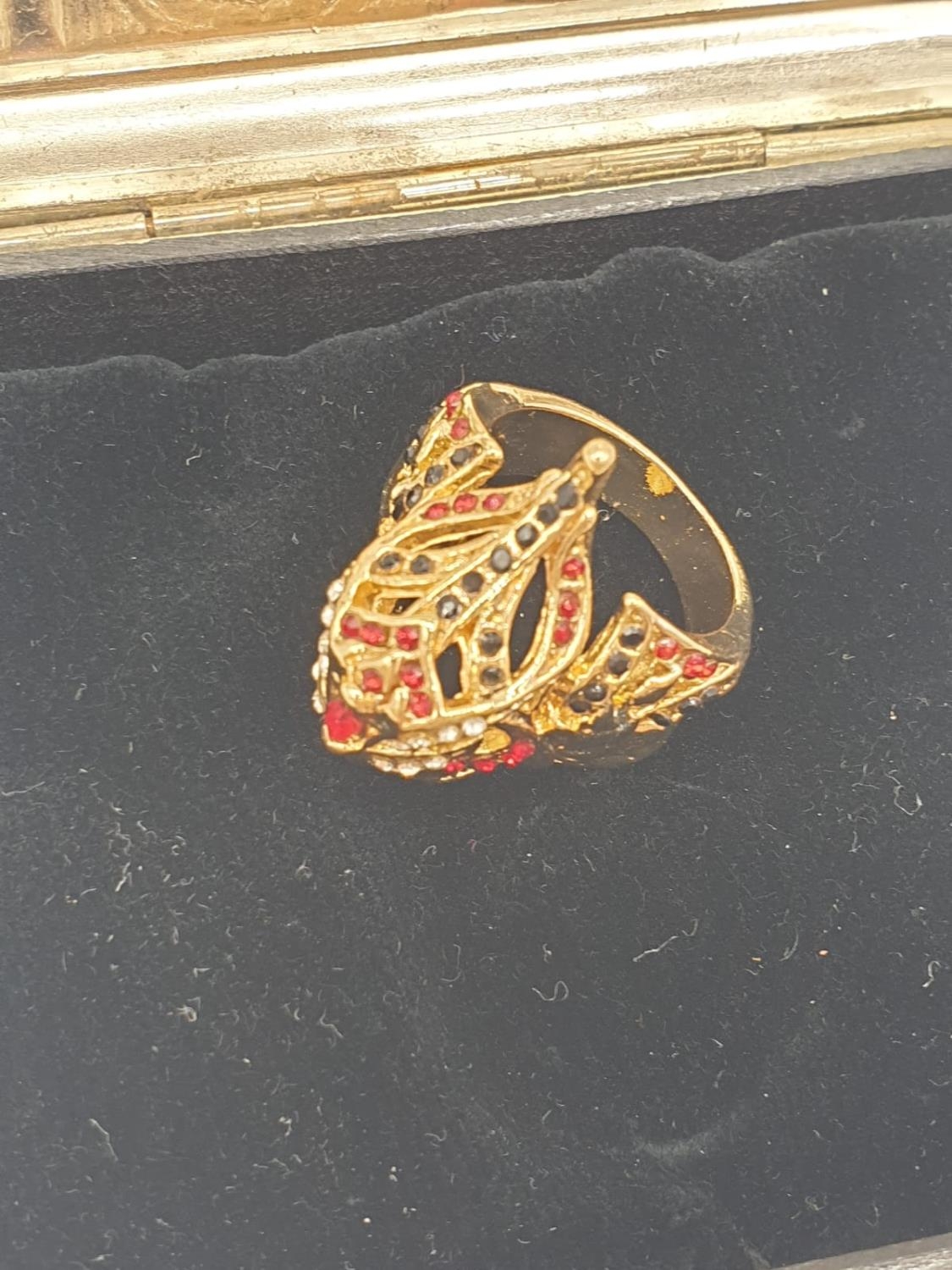 A ring depicting a Venetian Carnival Mask and a pair of earrings in a metal, Renaissance style - Image 6 of 10