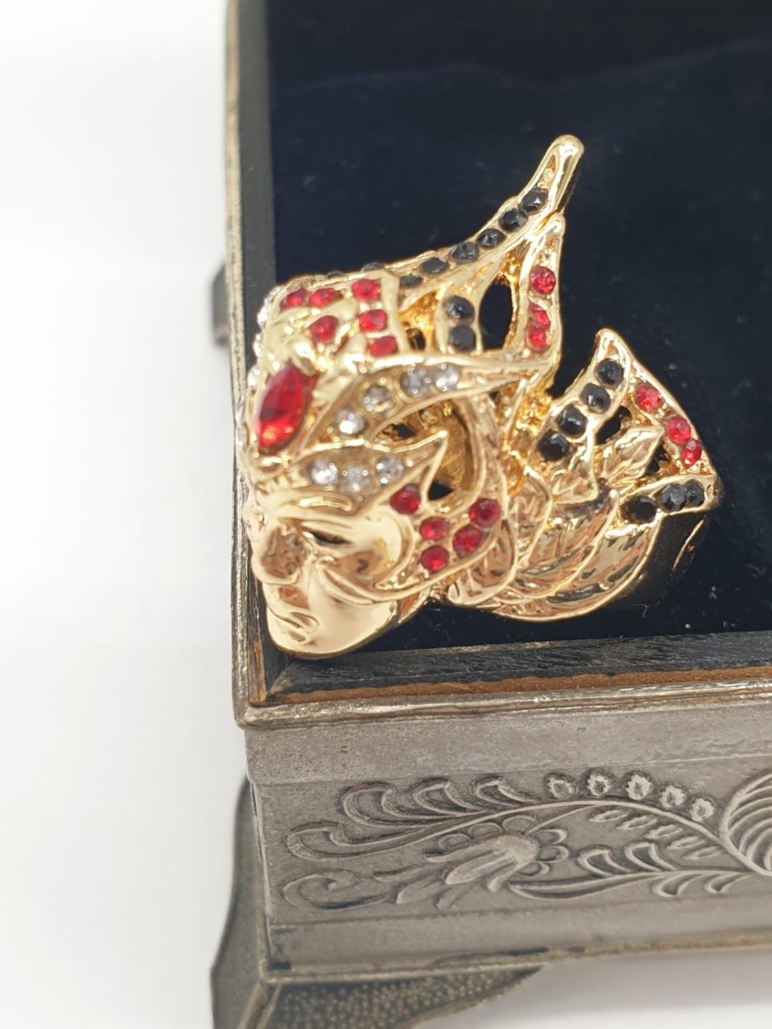 A ring depicting a Venetian Carnival Mask and a pair of earrings in a metal, Renaissance style - Image 4 of 10