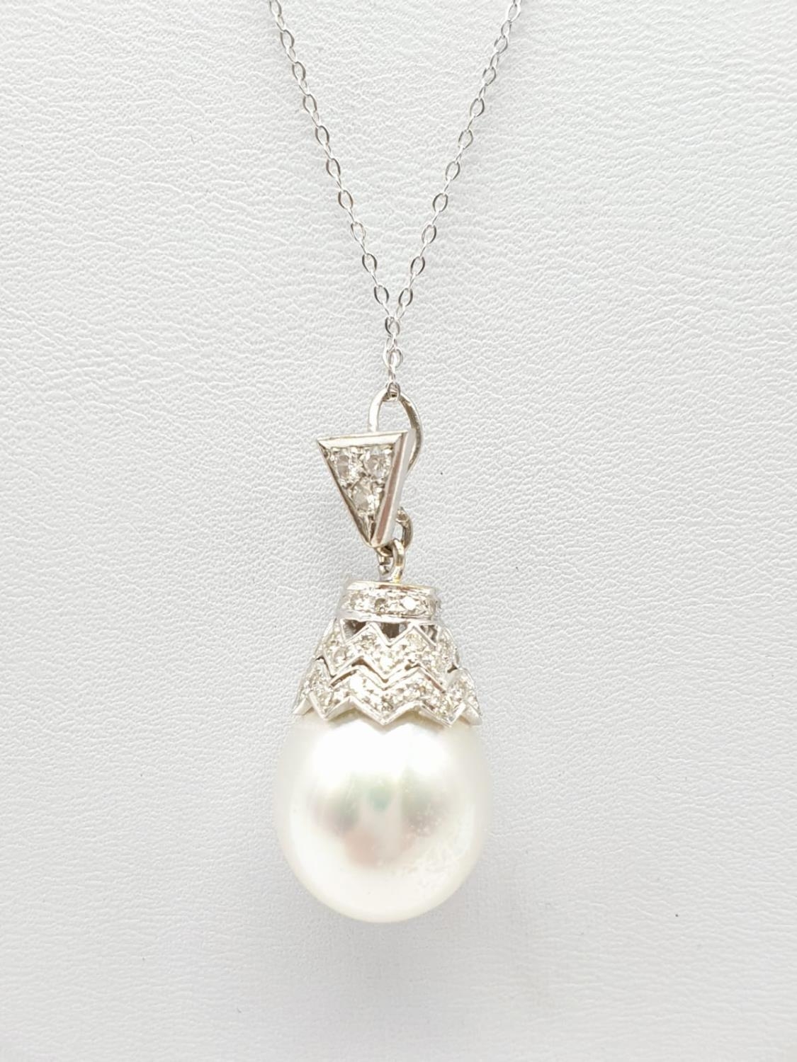 South Sea pearl PENDANT with Diamonds . 18ct chain. 7.6g 40cm