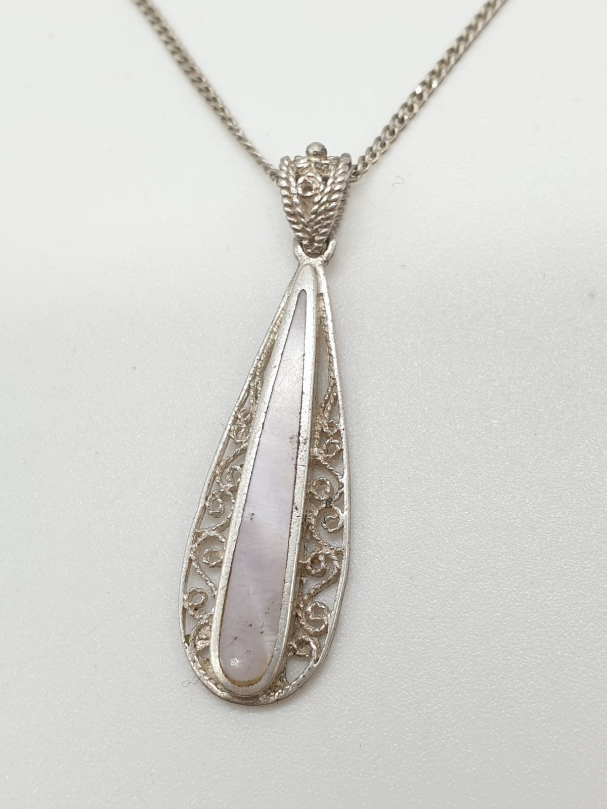 Silver jewellery set to include pendant on chain and matching pair of earrings. Mother of pearl - Image 12 of 15