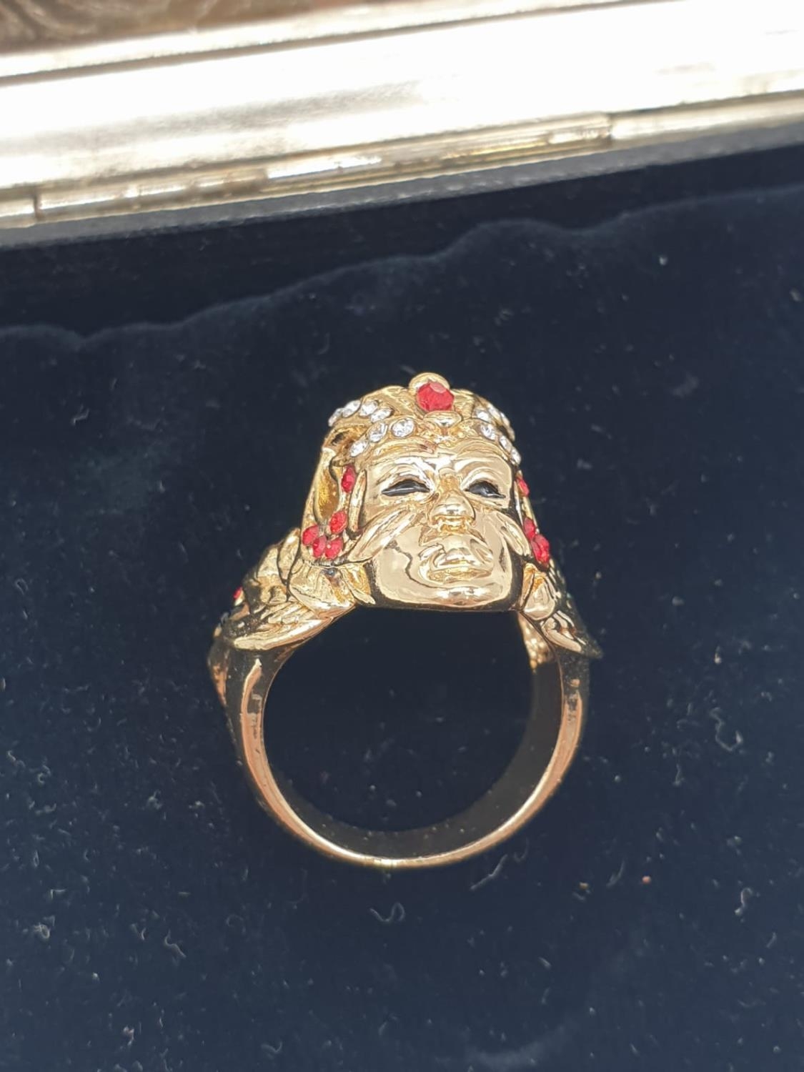 A ring depicting a Venetian Carnival Mask and a pair of earrings in a metal, Renaissance style - Image 3 of 10