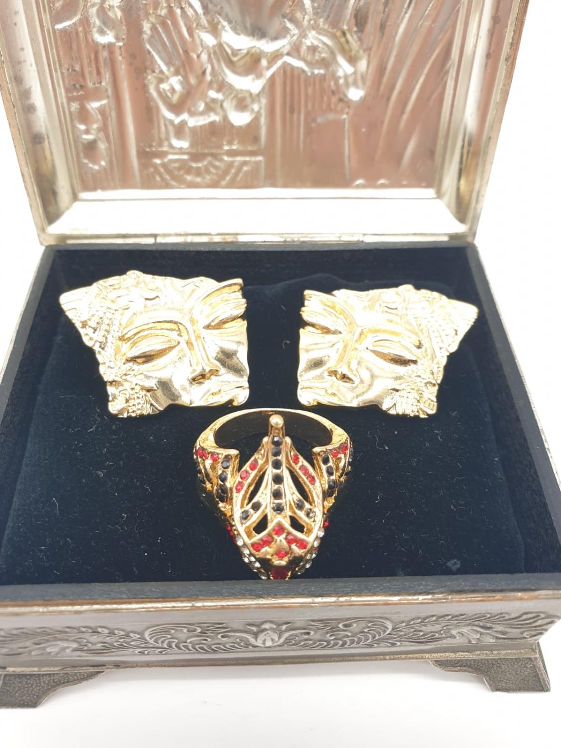 A ring depicting a Venetian Carnival Mask and a pair of earrings in a metal, Renaissance style - Image 2 of 10