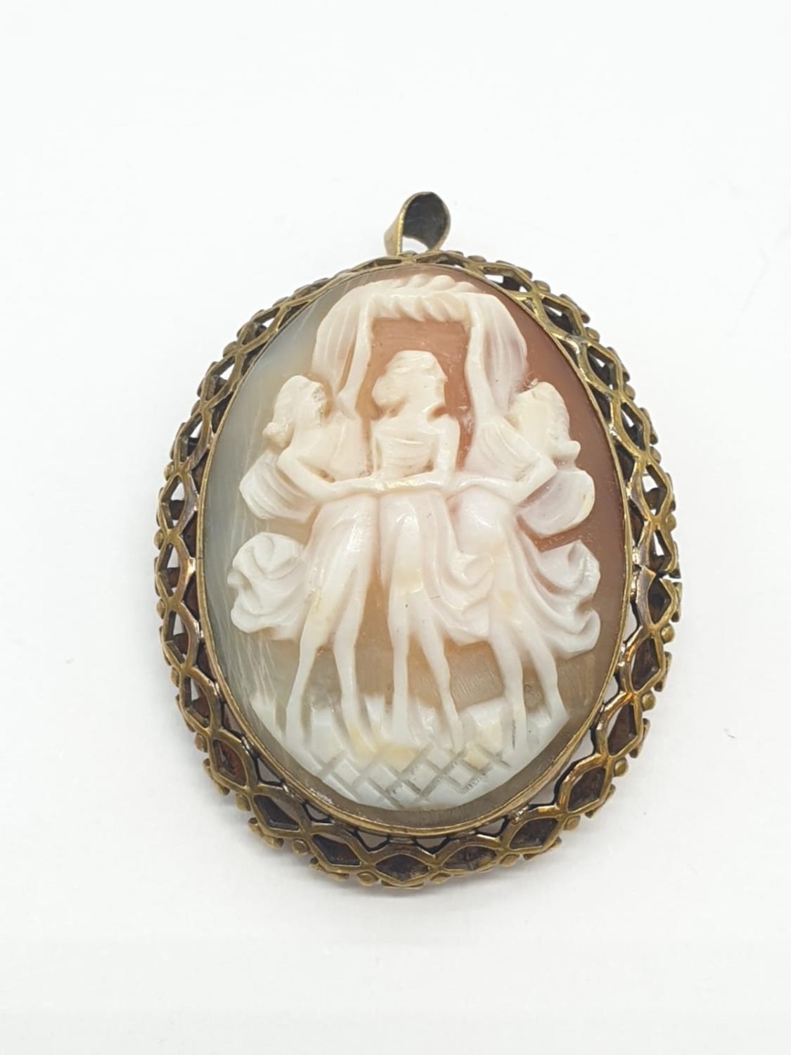 Victorian cameo brooch in yellow metal. 4cm drop. 8g in weight.