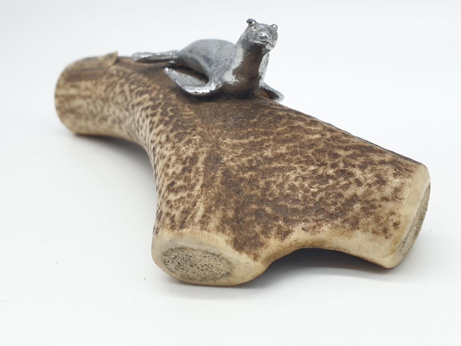 Piece of Antelope HORN with a white metal figure of a SEAL mounted on it. 122g 16cm long. - Image 4 of 7