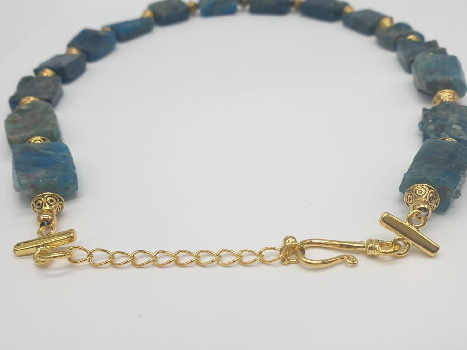 A necklace and earrings set made of Brazilian bluish apatite in its natural state. In a gift box, - Image 9 of 9