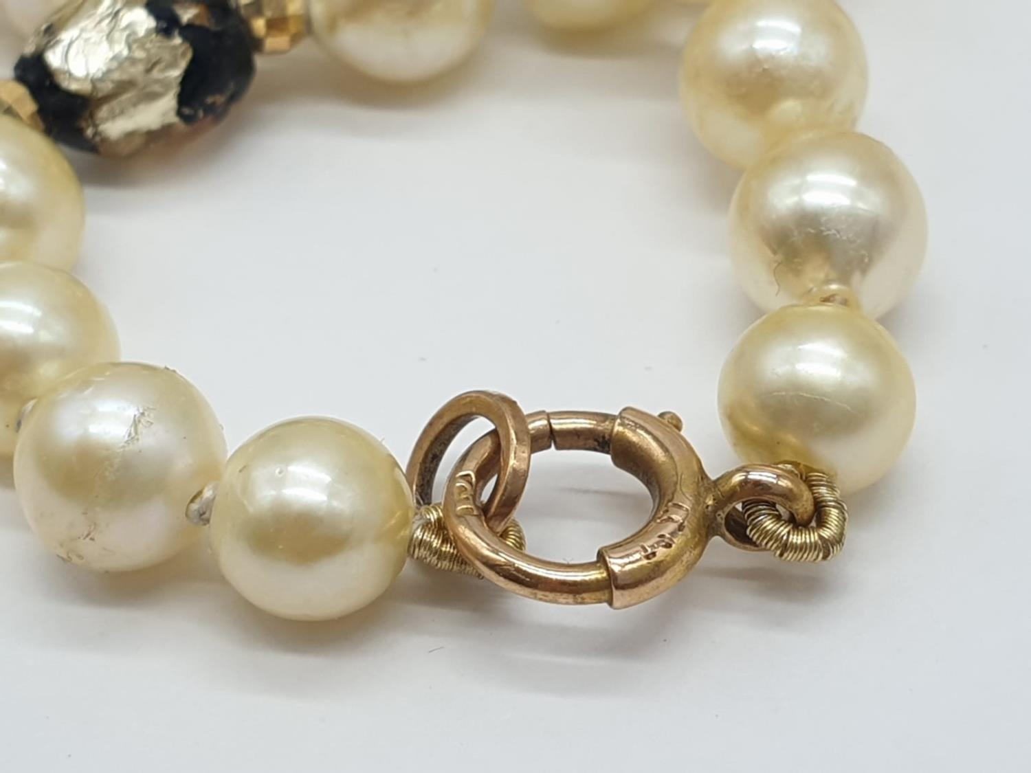 Cultured Pearl and Merano Glass N ECKLACE with 9ct Gold trim and clasp. 28.5g 40cm. - Image 6 of 7