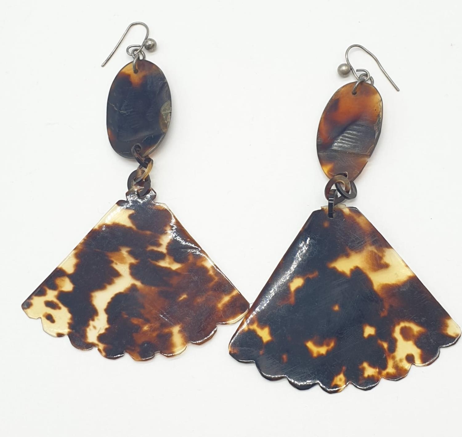 Tortoiseshell and silver earrings. 4.2g in weight. 8cm drop.