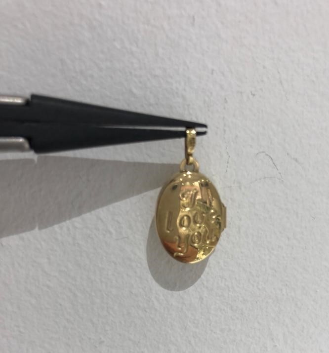 9ct yellow gold locker. 1 gram in weight. - Image 2 of 2