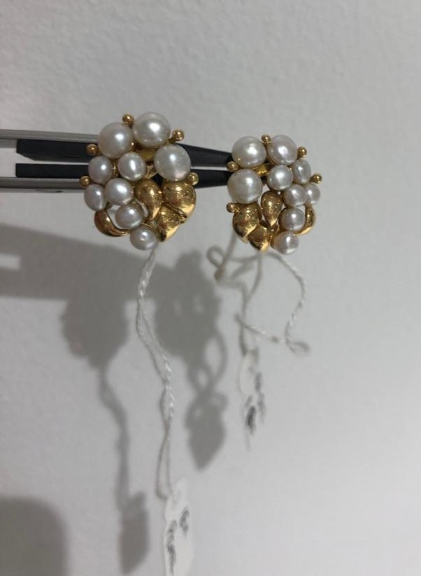 18ct yellow gold earrings with pearls. 6.3 grams in weight. - Image 2 of 3