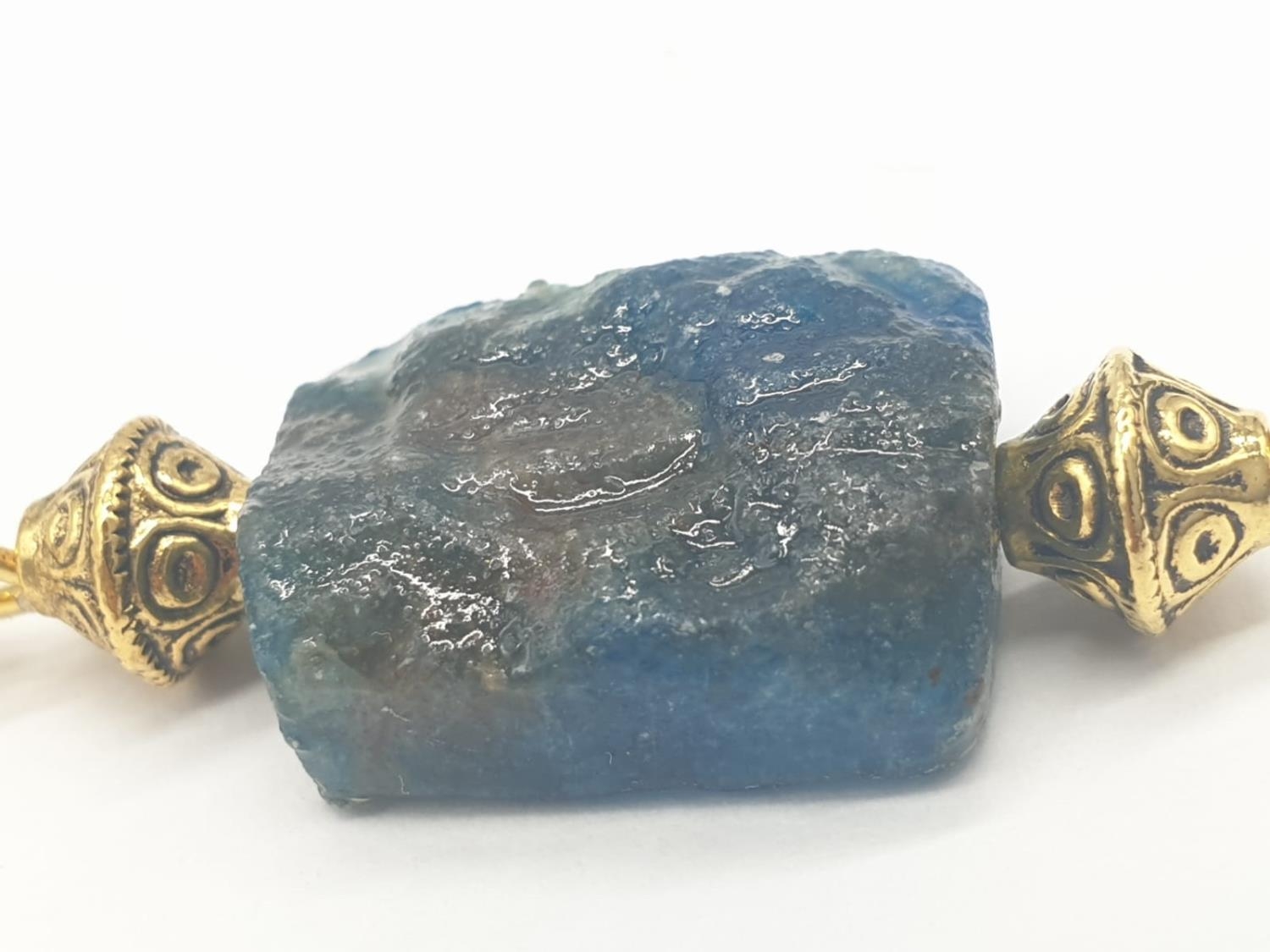 A necklace and earrings set made of Brazilian bluish apatite in its natural state. In a gift box, - Image 5 of 9