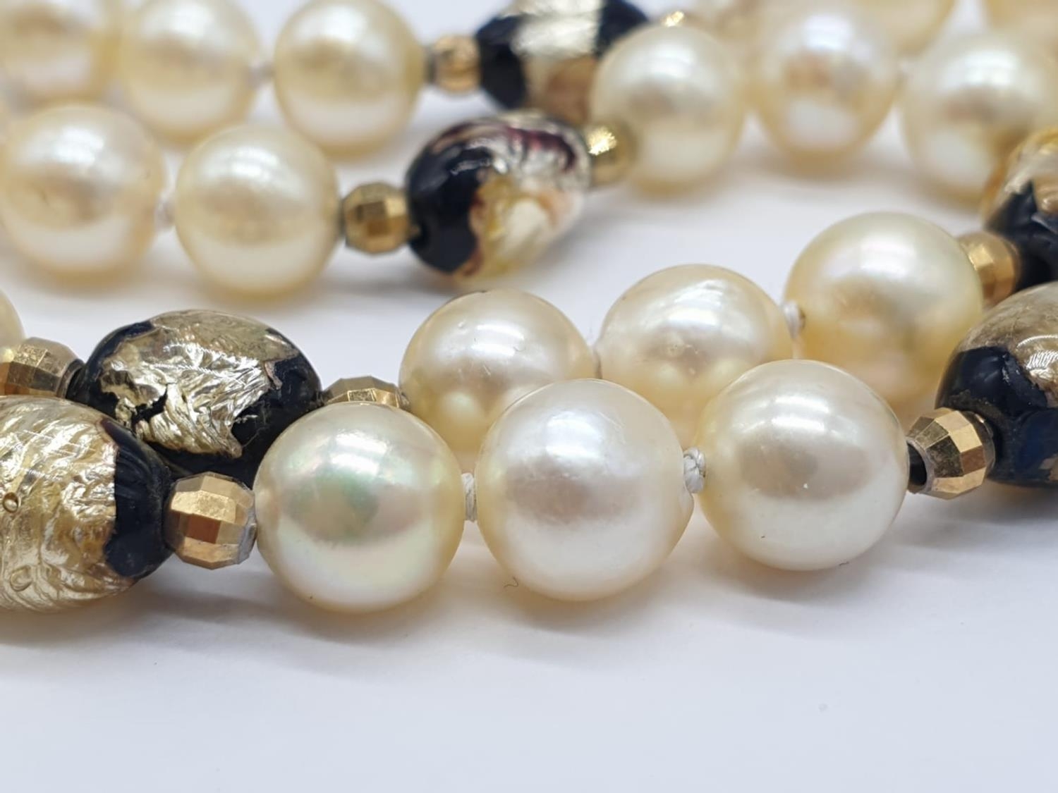 Cultured Pearl and Merano Glass N ECKLACE with 9ct Gold trim and clasp. 28.5g 40cm. - Image 4 of 7