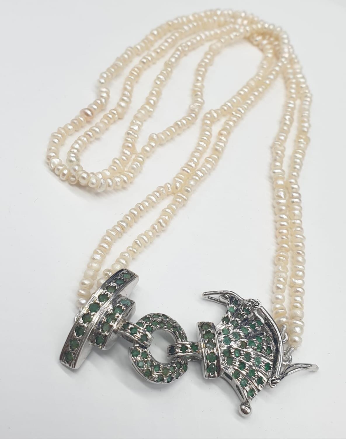 65 Ct Beaded Pearl necklace with a Silver pendant adorned with emeralds