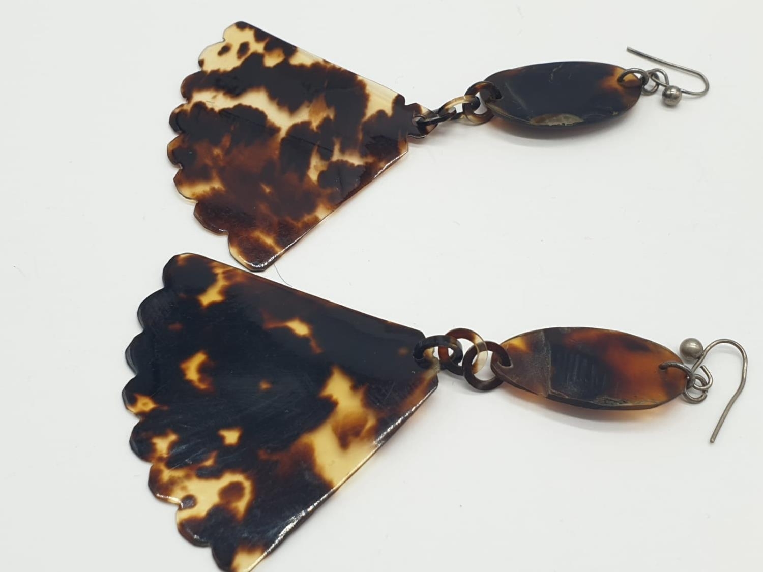 Tortoiseshell and silver earrings. 4.2g in weight. 8cm drop. - Image 2 of 4
