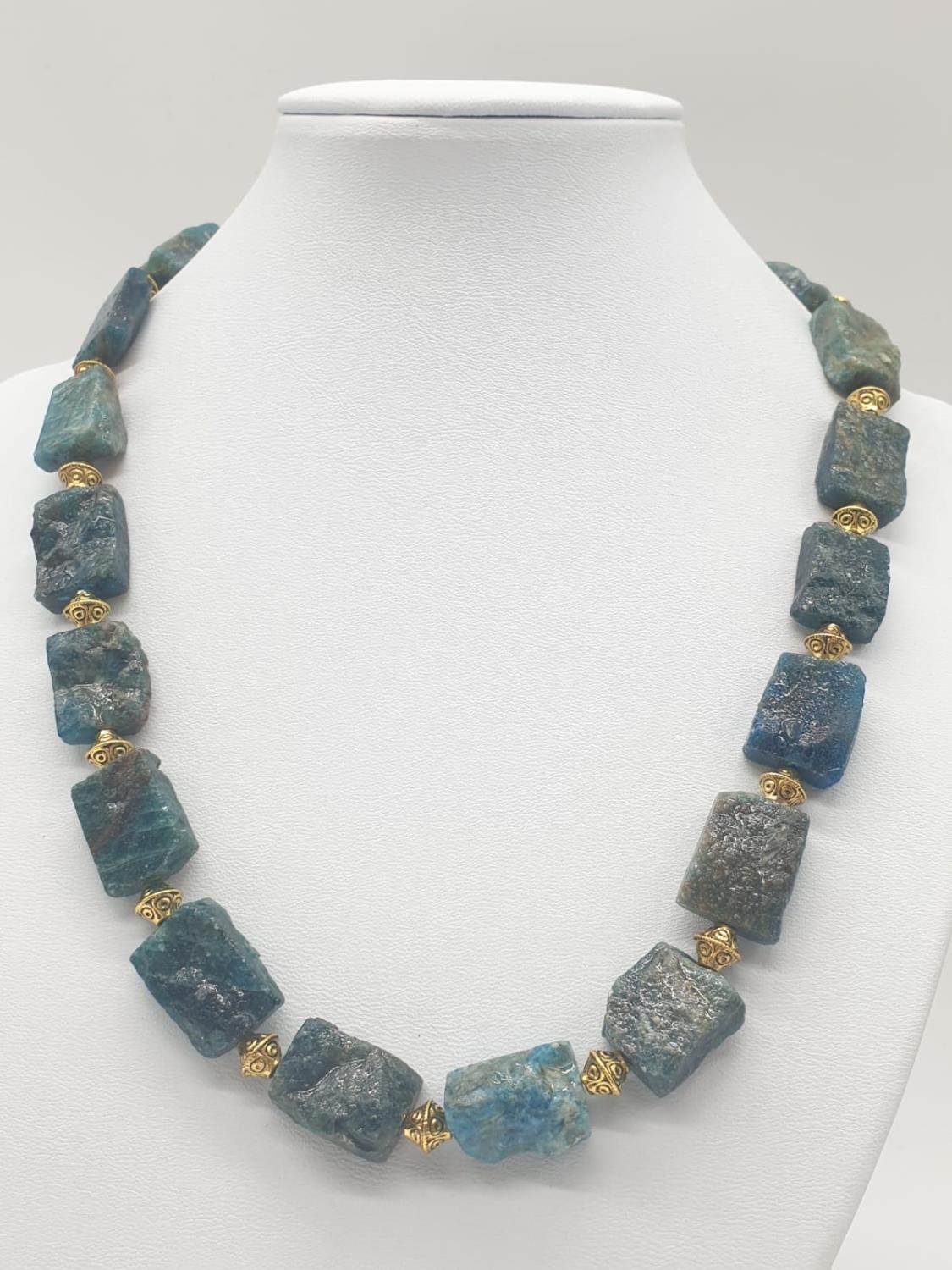 A necklace and earrings set made of Brazilian bluish apatite in its natural state. In a gift box, - Image 6 of 9