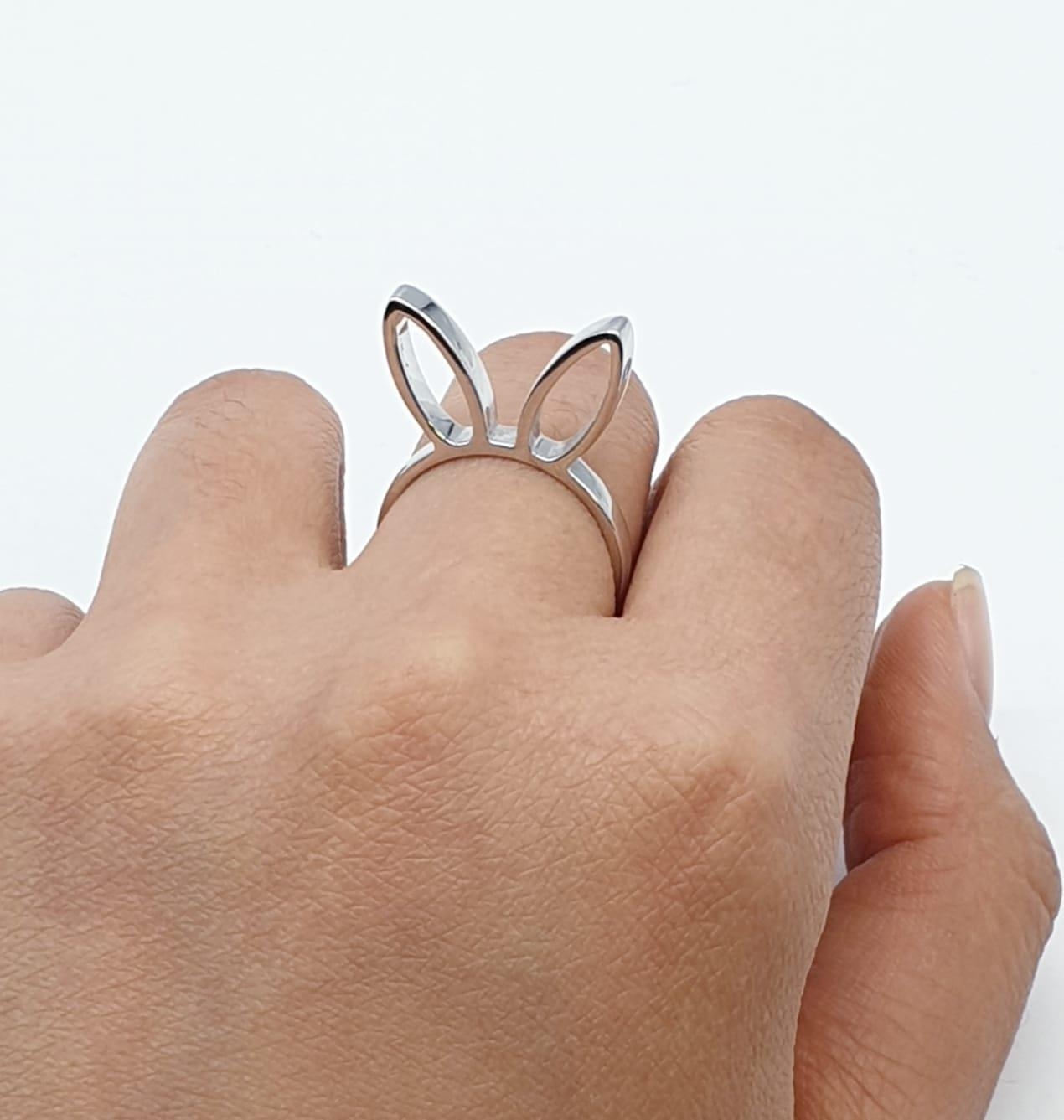 Sterling Silver Playboy bunny ring, weight 3.7g and size M - Image 2 of 7