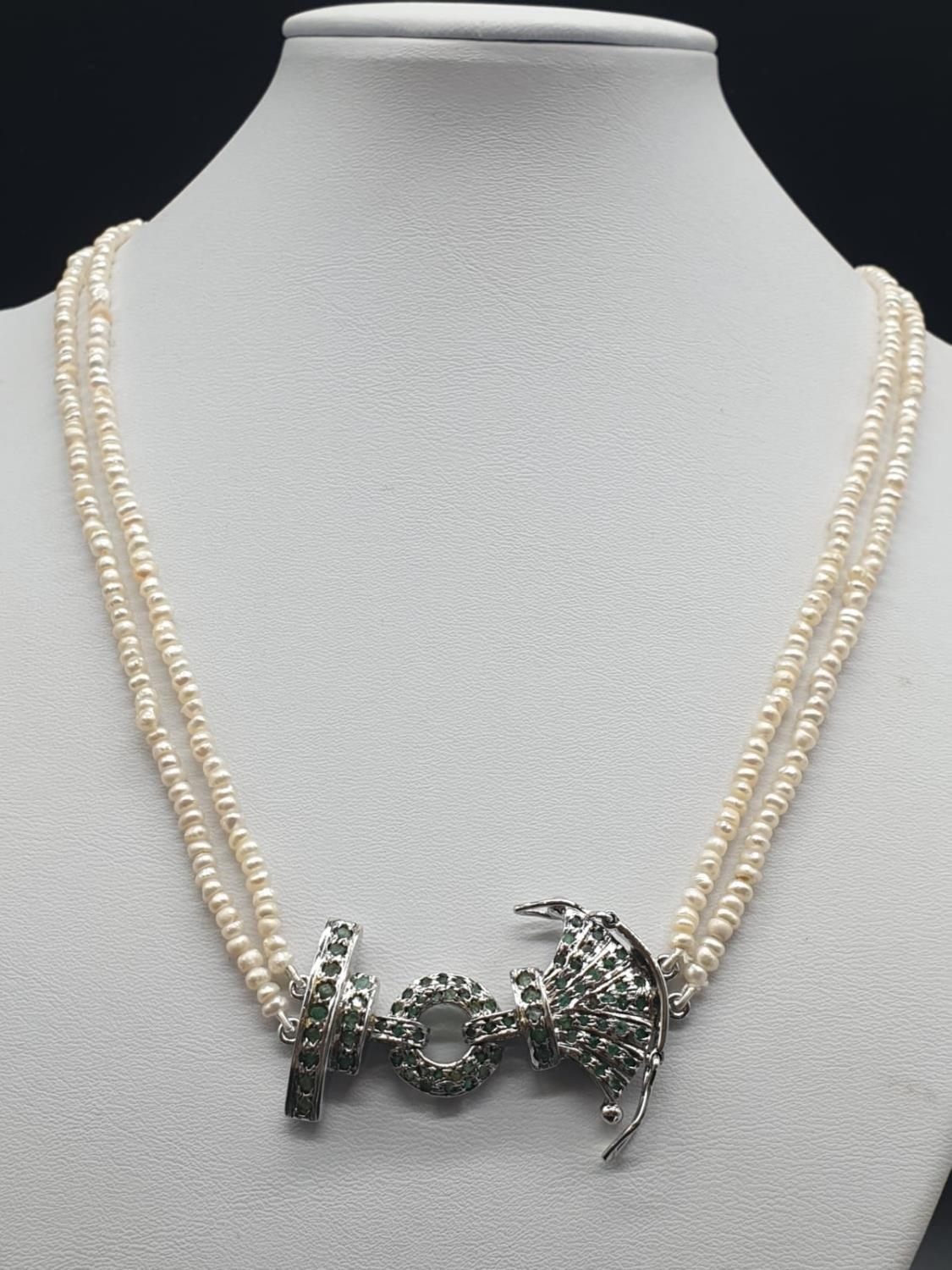 65 Ct Beaded Pearl necklace with a Silver pendant adorned with emeralds - Image 2 of 7