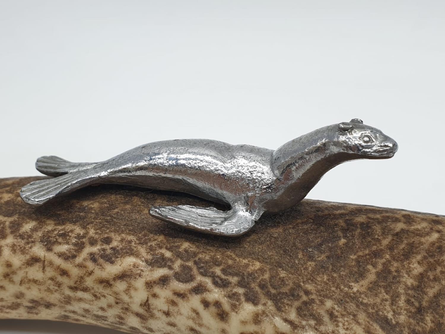 Piece of Antelope HORN with a white metal figure of a SEAL mounted on it. 122g 16cm long. - Image 2 of 7