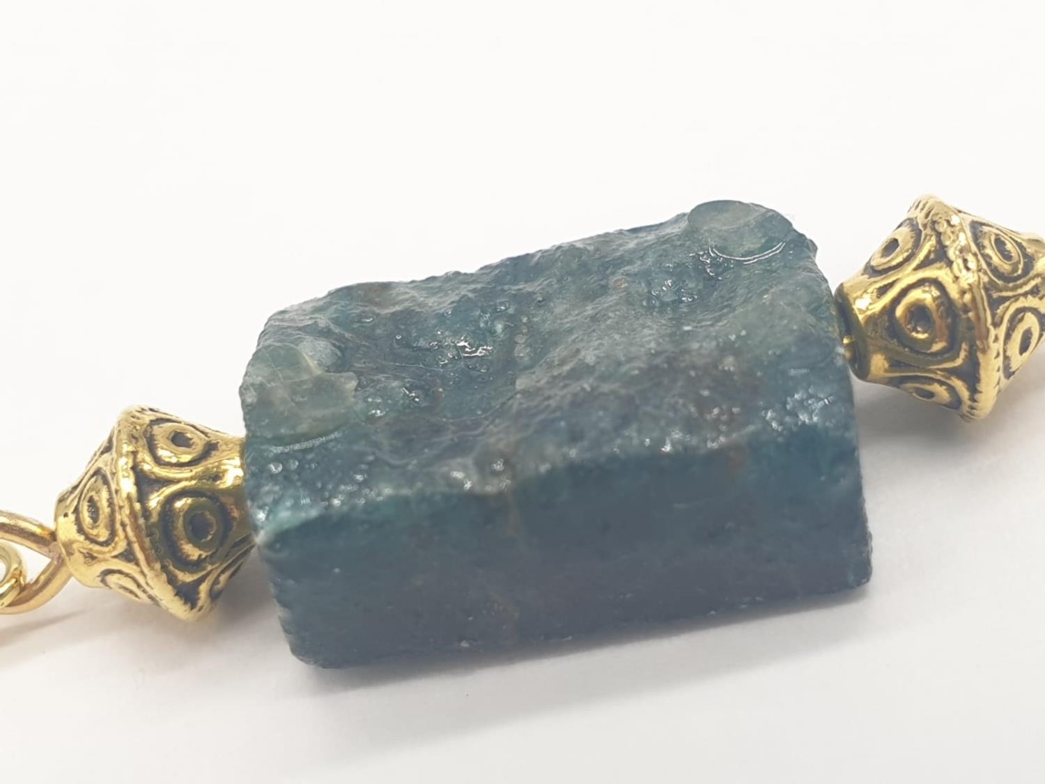 A necklace and earrings set made of Brazilian bluish apatite in its natural state. In a gift box, - Image 4 of 9