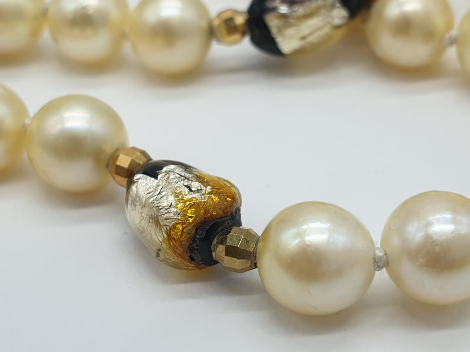 Cultured Pearl and Merano Glass N ECKLACE with 9ct Gold trim and clasp. 28.5g 40cm. - Image 5 of 7