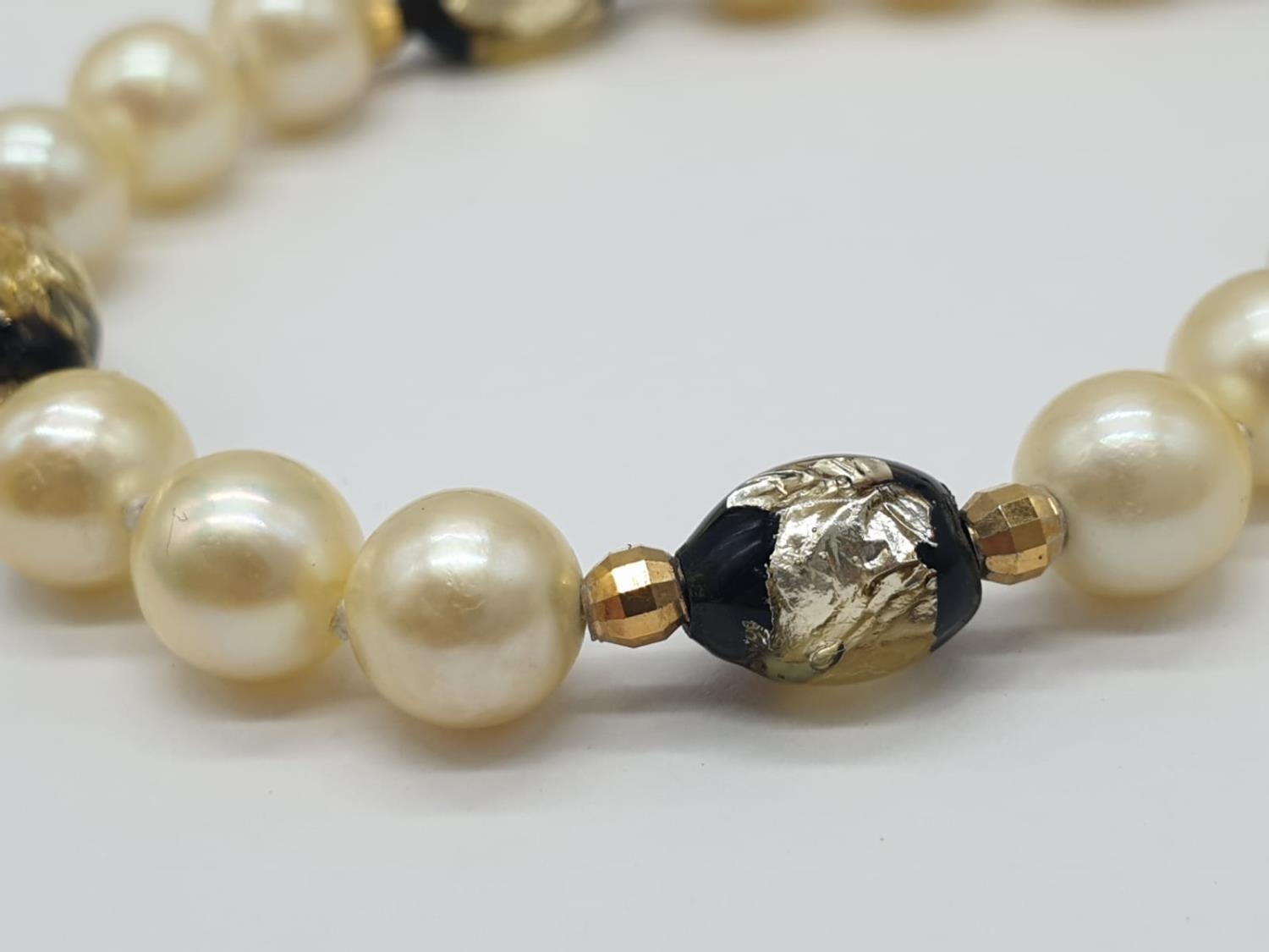 Cultured Pearl and Merano Glass N ECKLACE with 9ct Gold trim and clasp. 28.5g 40cm. - Image 3 of 7