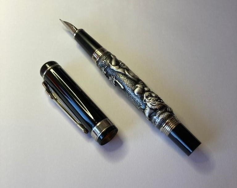 Jinhao fountain pen in black with tiger detail in relief. Having 18ct gold plated nib. Perfect