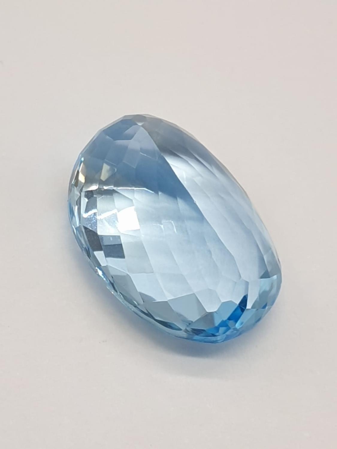 A 17.33 Cts Blue topaz. Oval mixed cut. IDT certification included. - Image 3 of 6