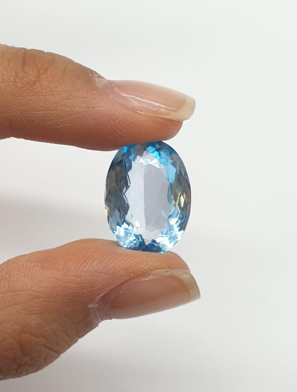 A 17.33 Cts Blue topaz. Oval mixed cut. IDT certification included. - Image 5 of 6